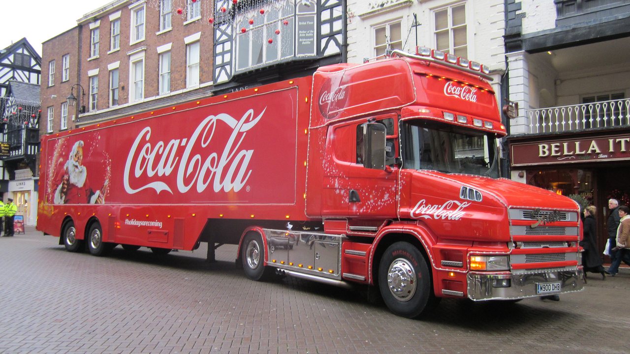 Xe tải Giáng sinh Coca-Cola - hình ảnh gốc mà quảng cáo AI 2024 cố tái hiện lại