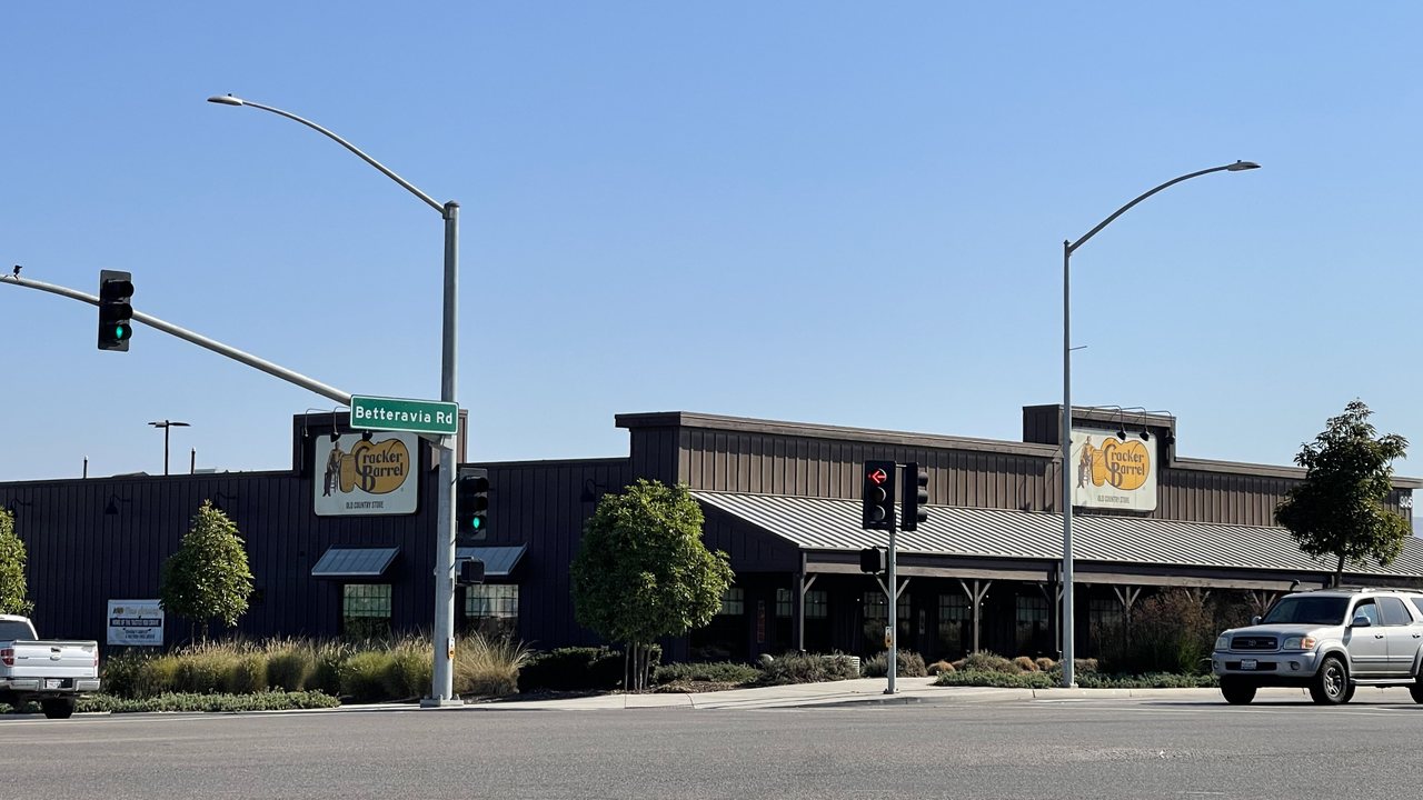 Cửa hàng Cracker Barrel Old Country Store - thương hiệu gây tranh cãi khi đổi logo tối giản năm 2025