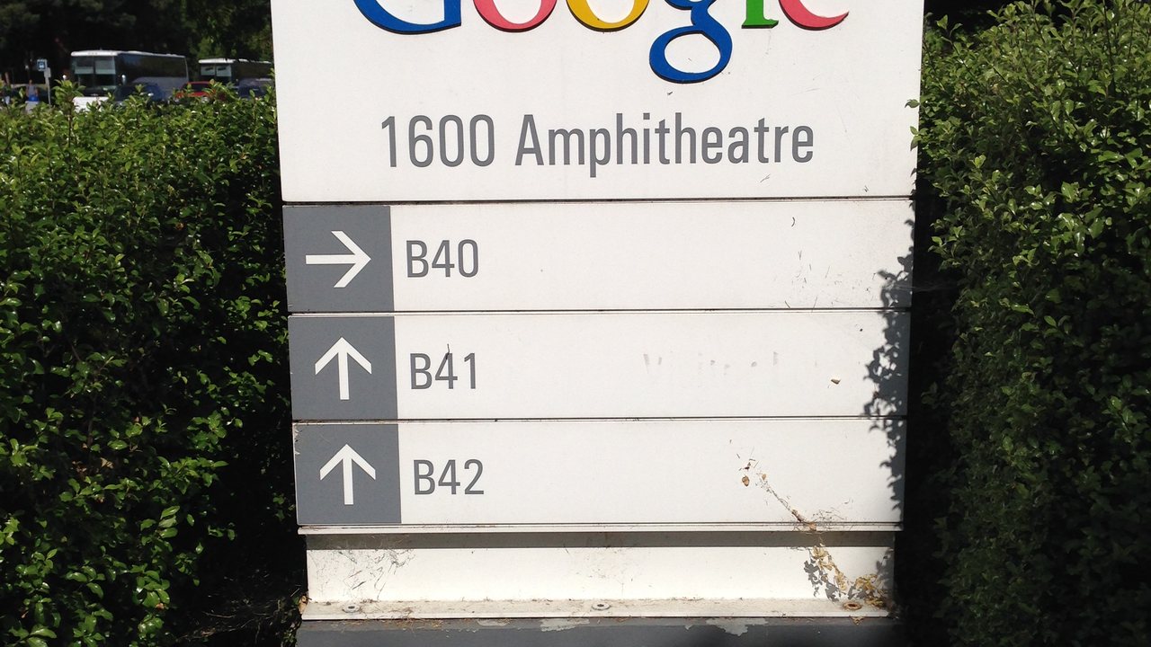 Bảng hiệu Googleplex tại Mountain View, California - nơi AI Overviews đang thay đổi cách người dùng tìm kiếm