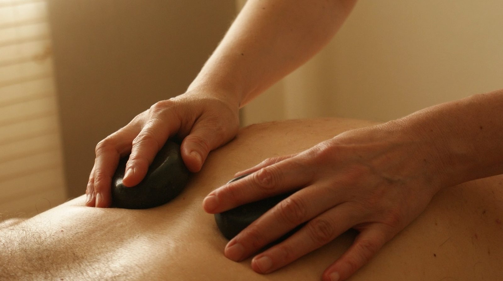 Bàn tay thực hiện liệu trình massage