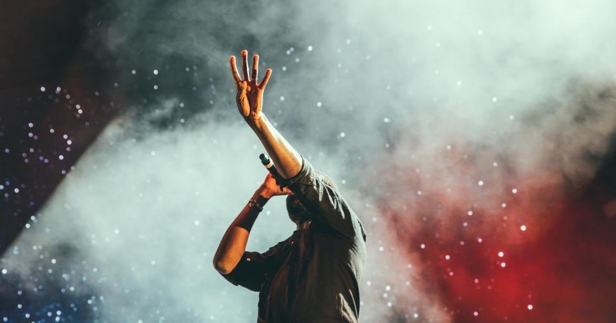 Dedicated editorial visual for Booking a singer for your event: 2026 reference prices and the 5-step process