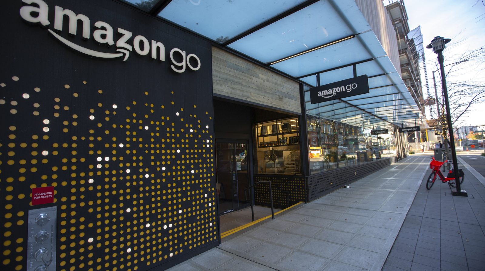 Cửa hàng Amazon Go với biển hiệu thương hiệu