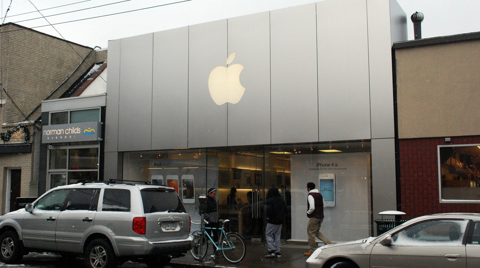 Mặt tiền một Apple Store với logo quả táo
