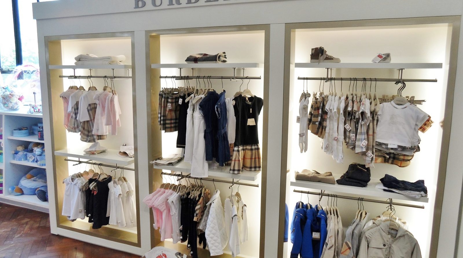 Cửa hàng Burberry với logo thương hiệu