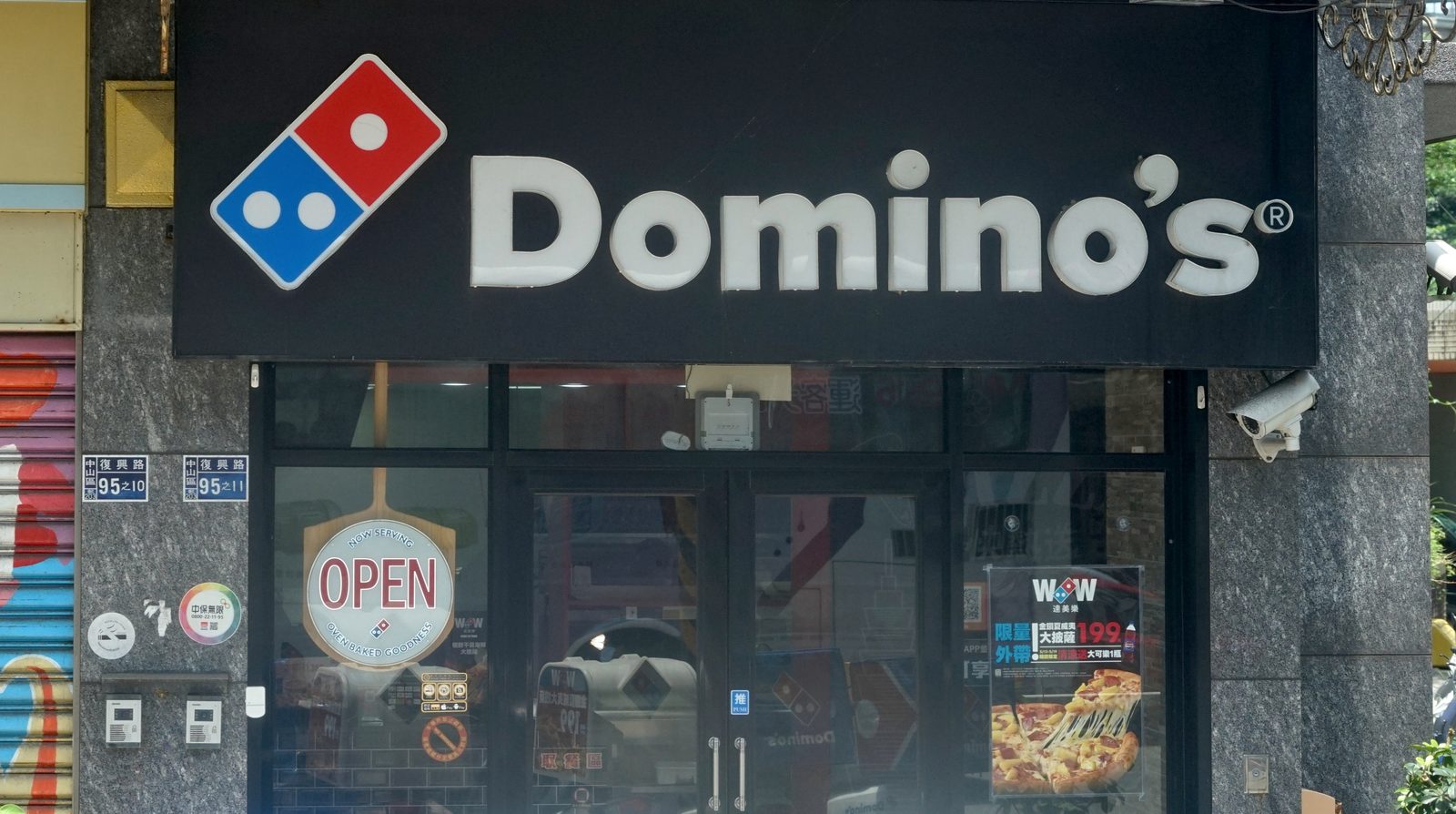 Cửa hàng Domino's Pizza với biển hiệu quen thuộc