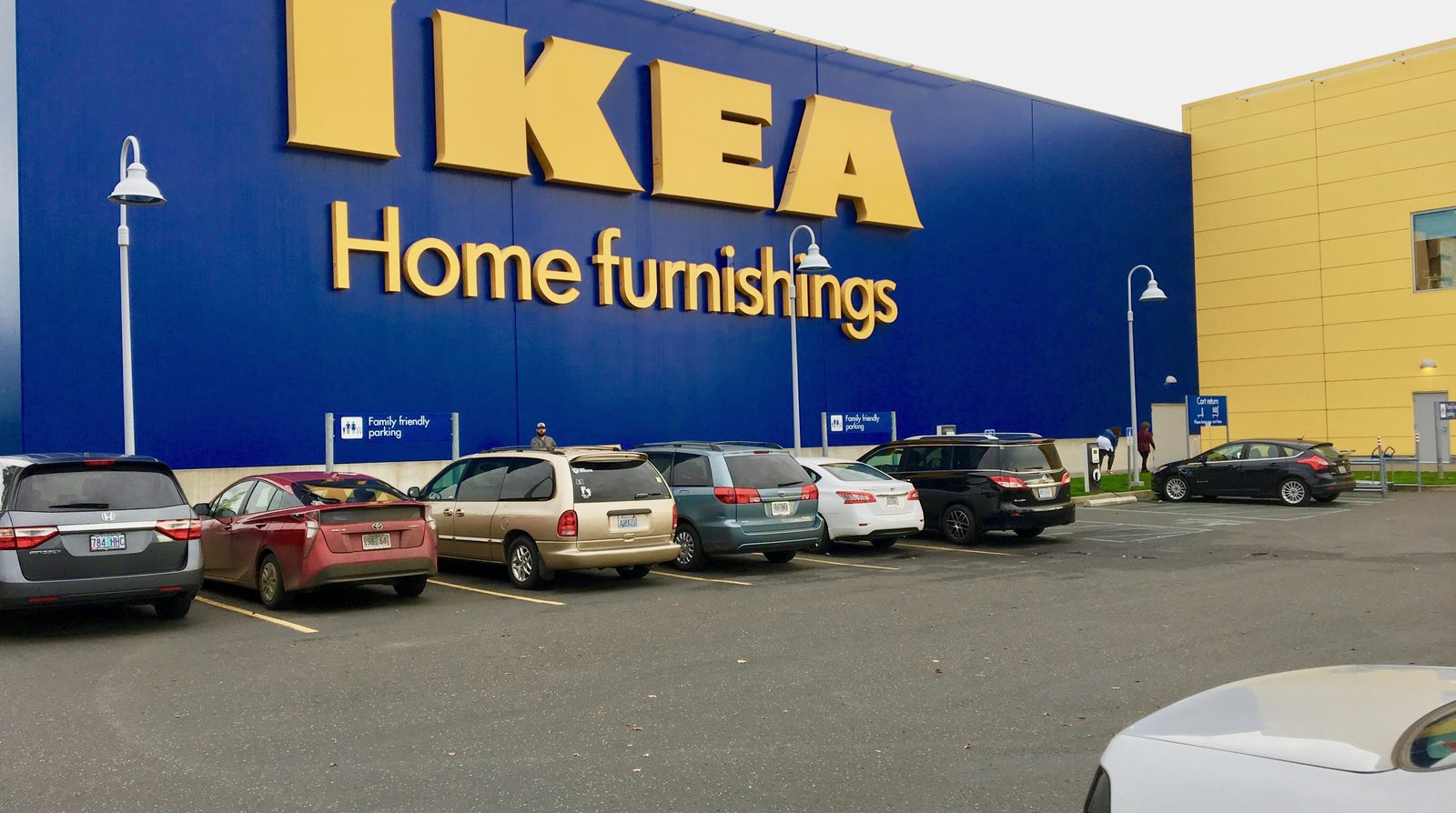 Cửa hàng IKEA với biển hiệu xanh-vàng đặc trưng