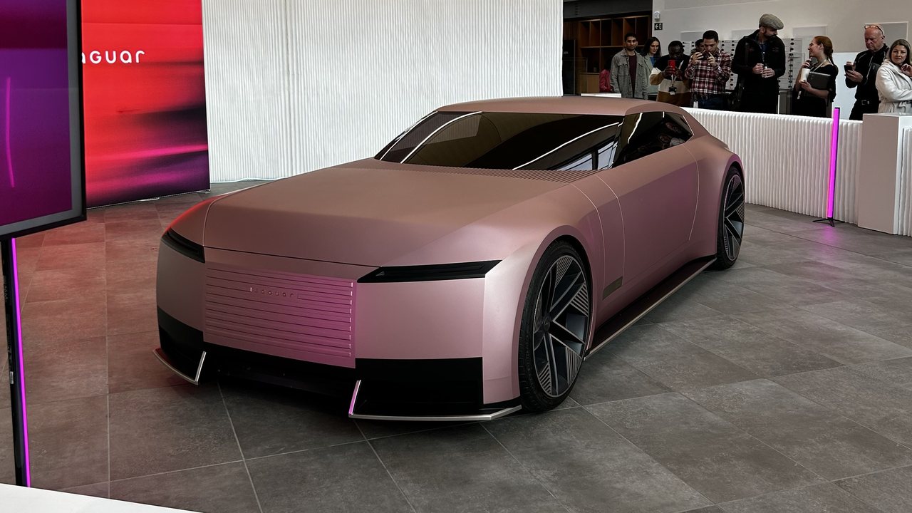 Mẫu concept xe điện Jaguar Type 00 màu hồng - tâm điểm cuộc rebrand Copy Nothing 2024