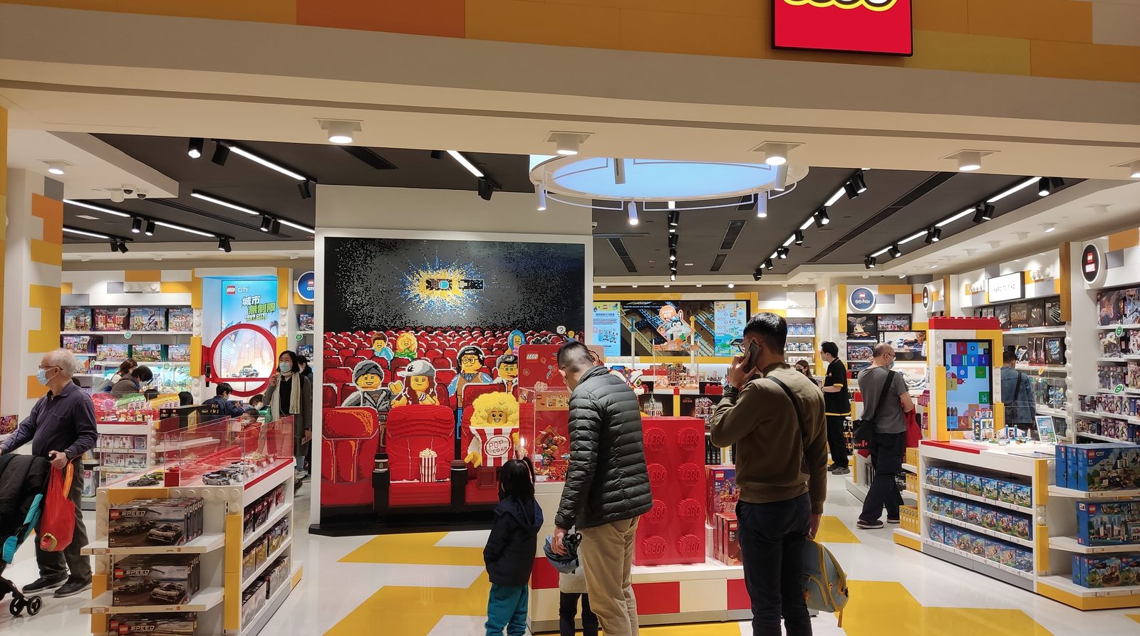 Cửa hàng LEGO với logo đỏ đặc trưng