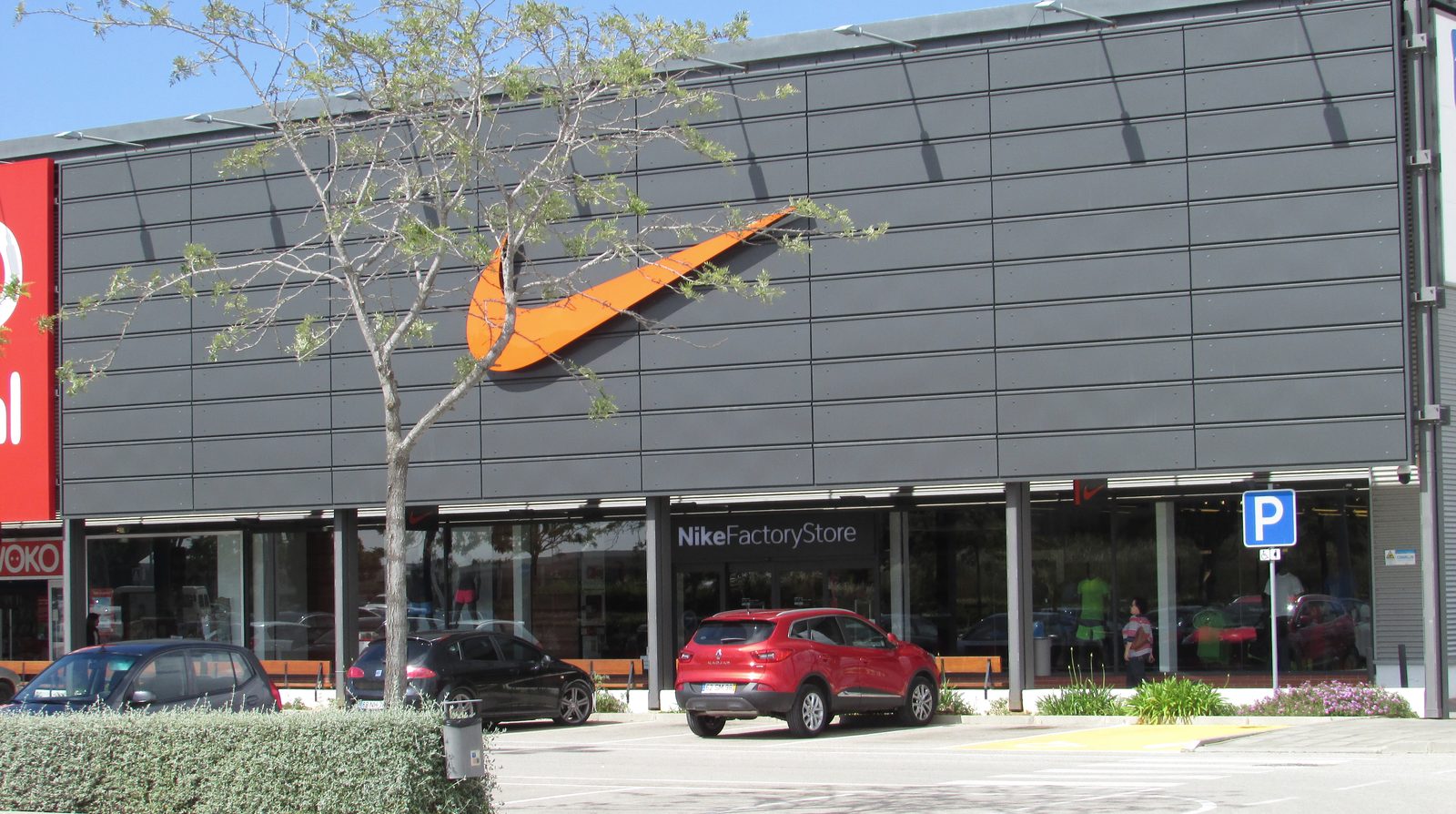 Cửa hàng Nike với logo swoosh nổi bật