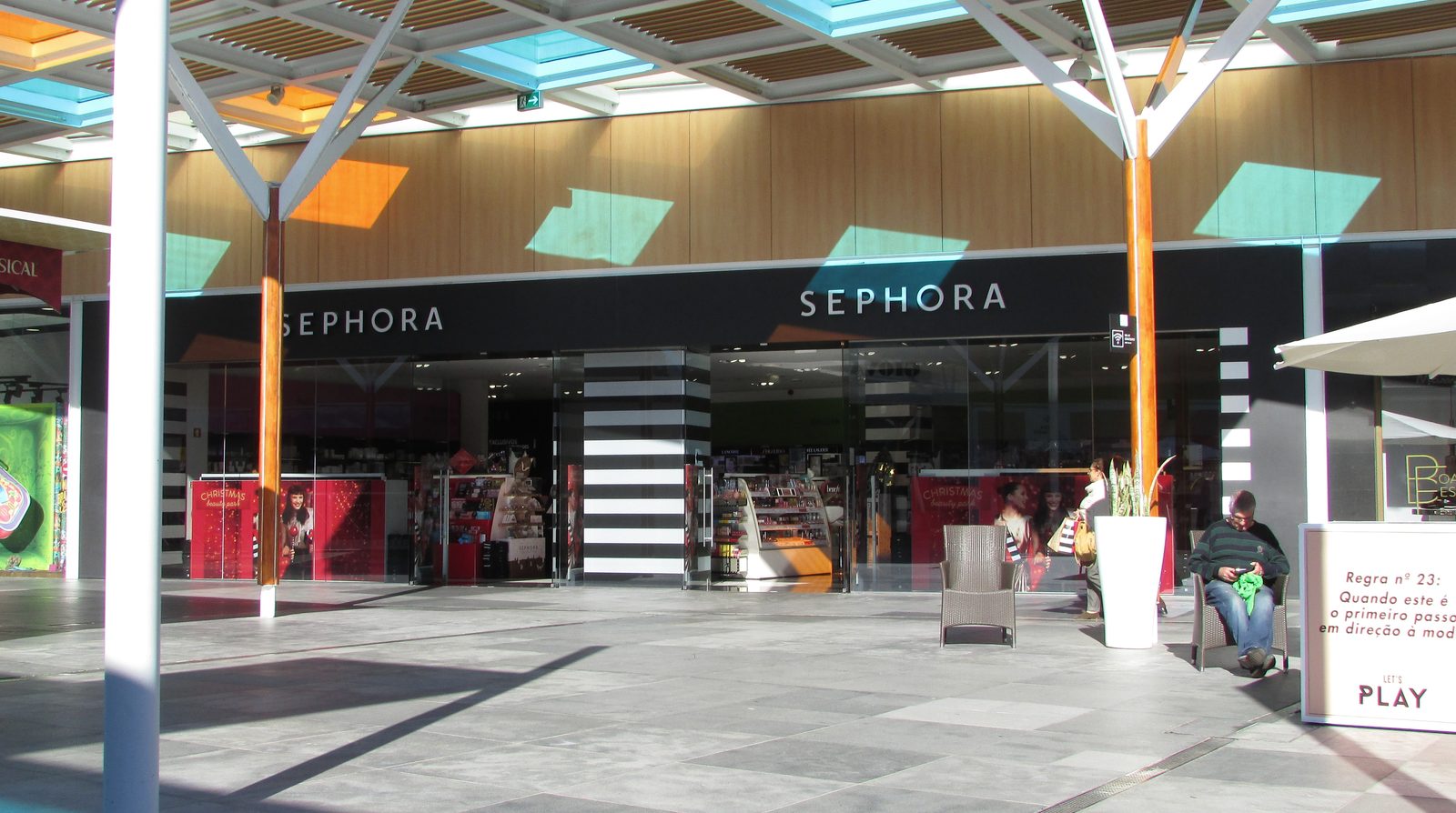 Cửa hàng Sephora với biển hiệu thương hiệu