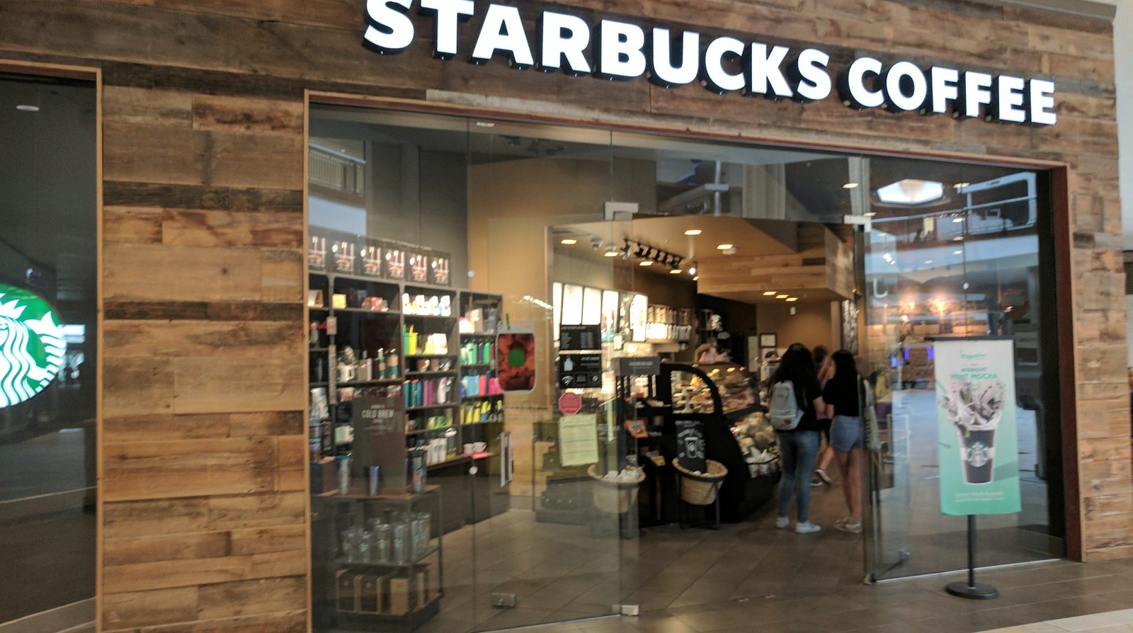 Mặt tiền một cửa hàng Starbucks với biển hiệu
