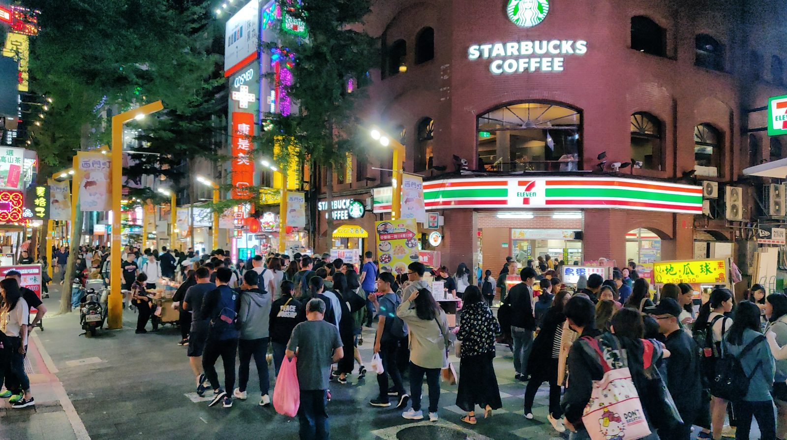 Cửa hàng Starbucks trên phố châu Á sầm uất