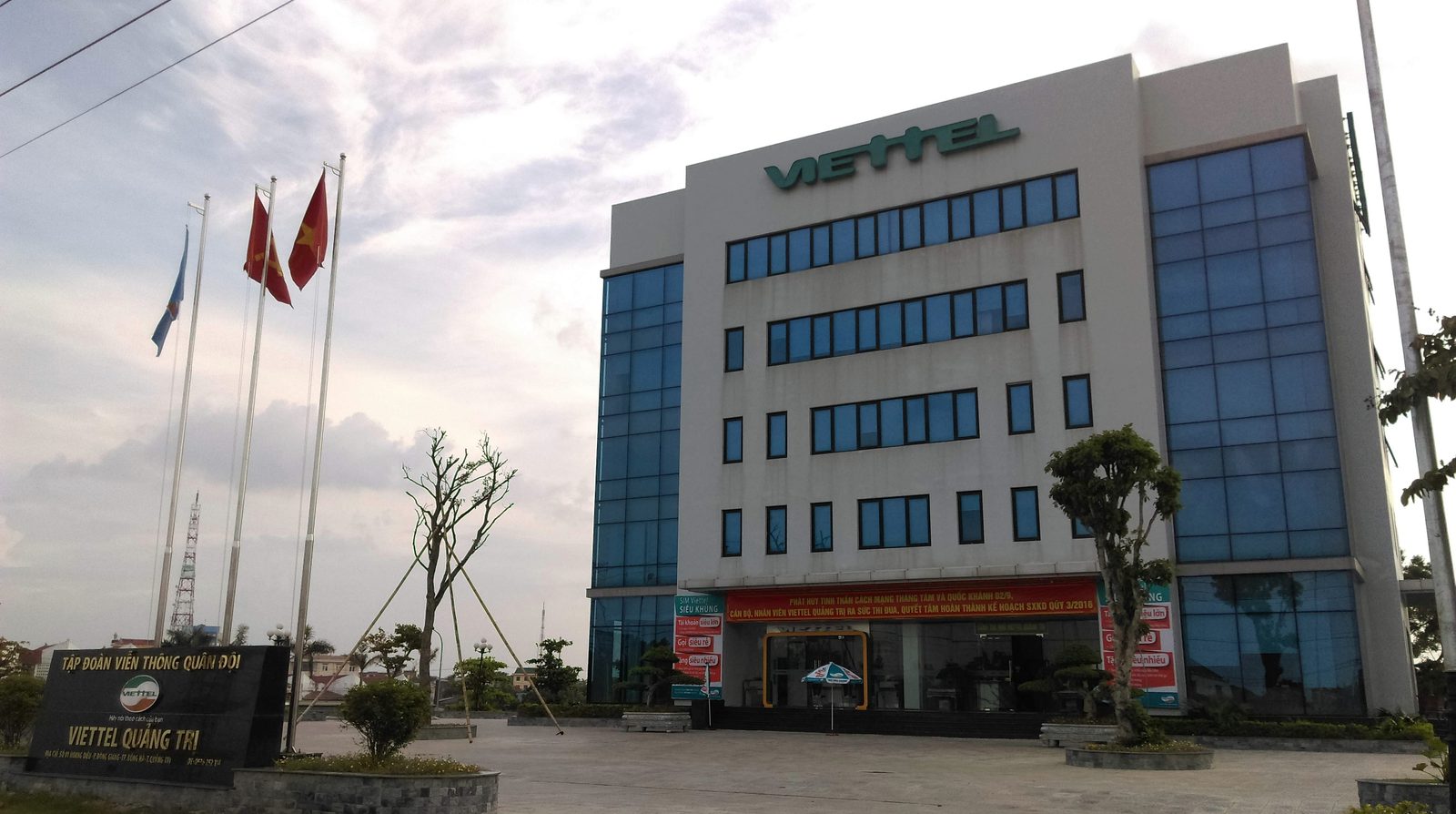 Tòa nhà Viettel với biển hiệu thương hiệu