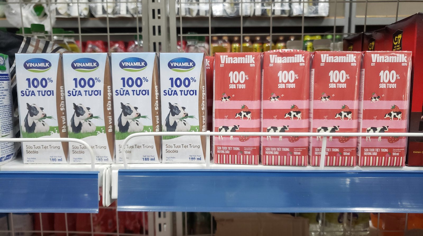 Các hộp sữa Vinamilk trên kệ cửa hàng