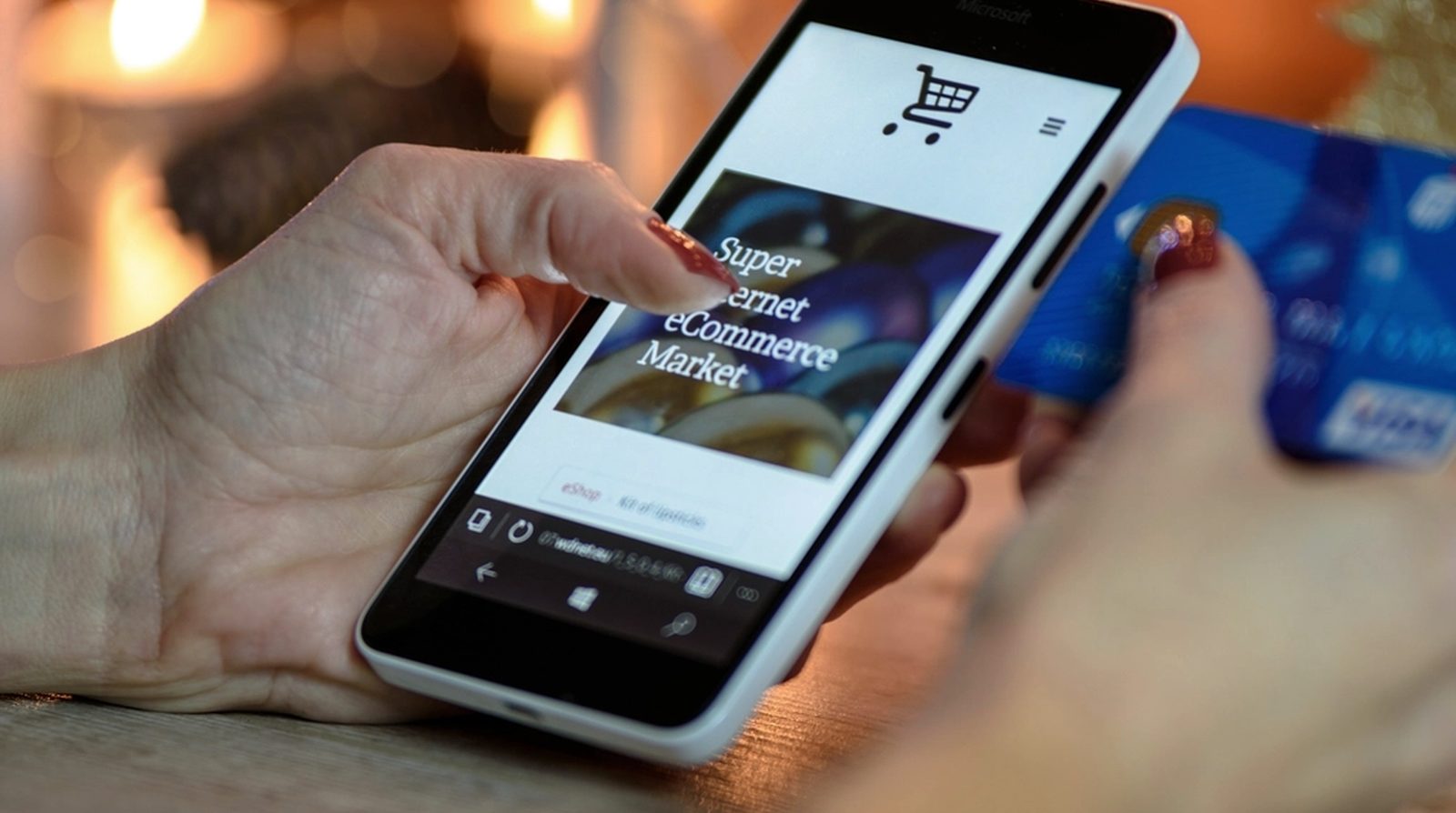 A customer messaging and paying through a phone app, illustrating a Zalo OA chatbot serving customers 24/7