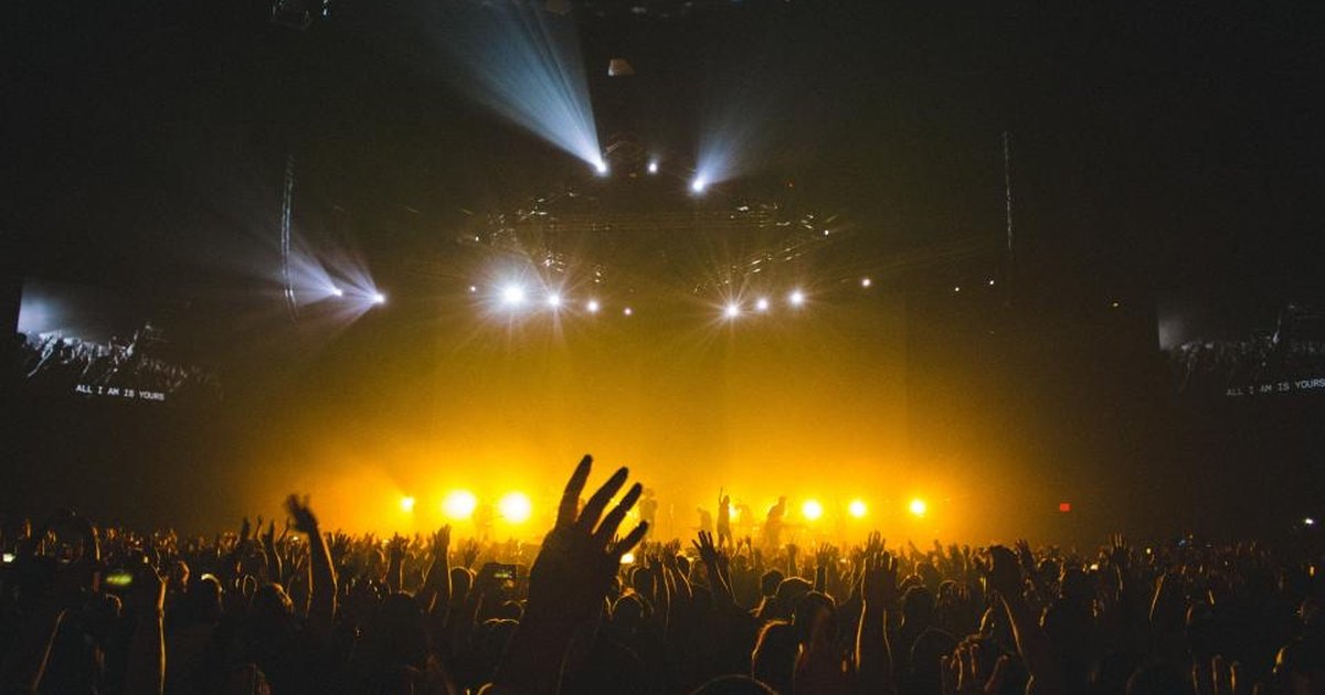 Dedicated editorial visual for LED screen rental for events in HCMC: 2026 prices and the 5 things to check