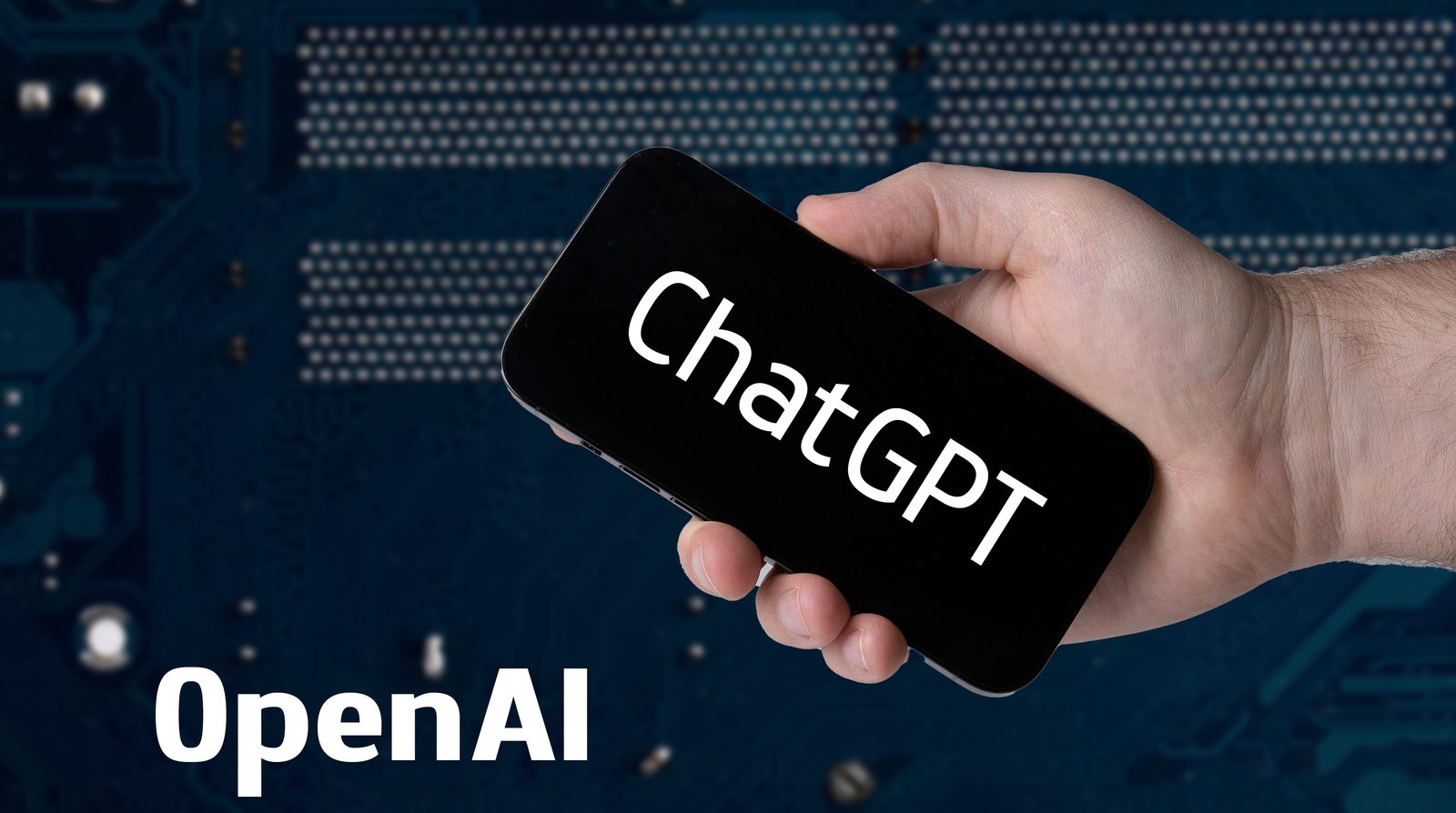 Tay cầm điện thoại hiển thị ChatGPT và OpenAI, minh họa dữ liệu được gửi tới nhà cung cấp model bên thứ ba