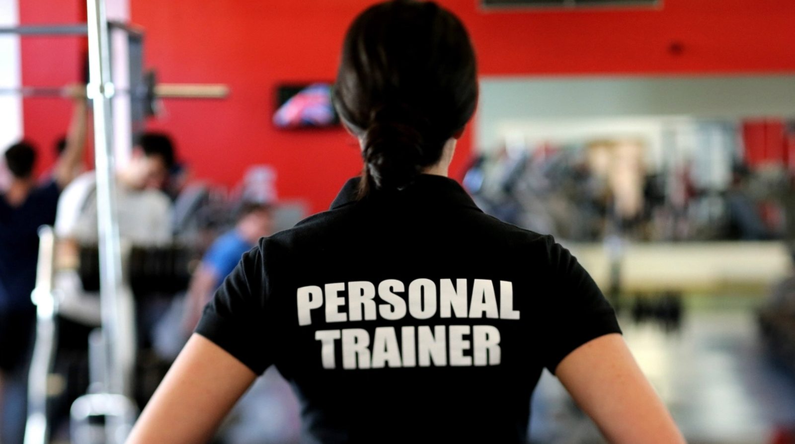 Huấn luyện viên cá nhân trong phòng gym đang theo dõi hội viên tập, công việc AI Agent hỗ trợ nhắc lịch và giữ chân