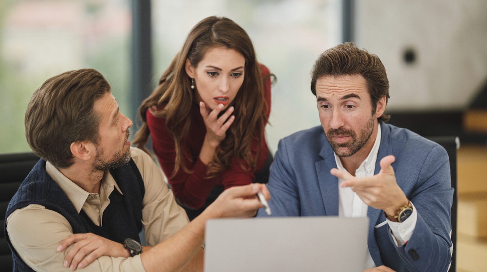 Đội ngũ doanh nghiệp trao đổi bên bàn làm việc