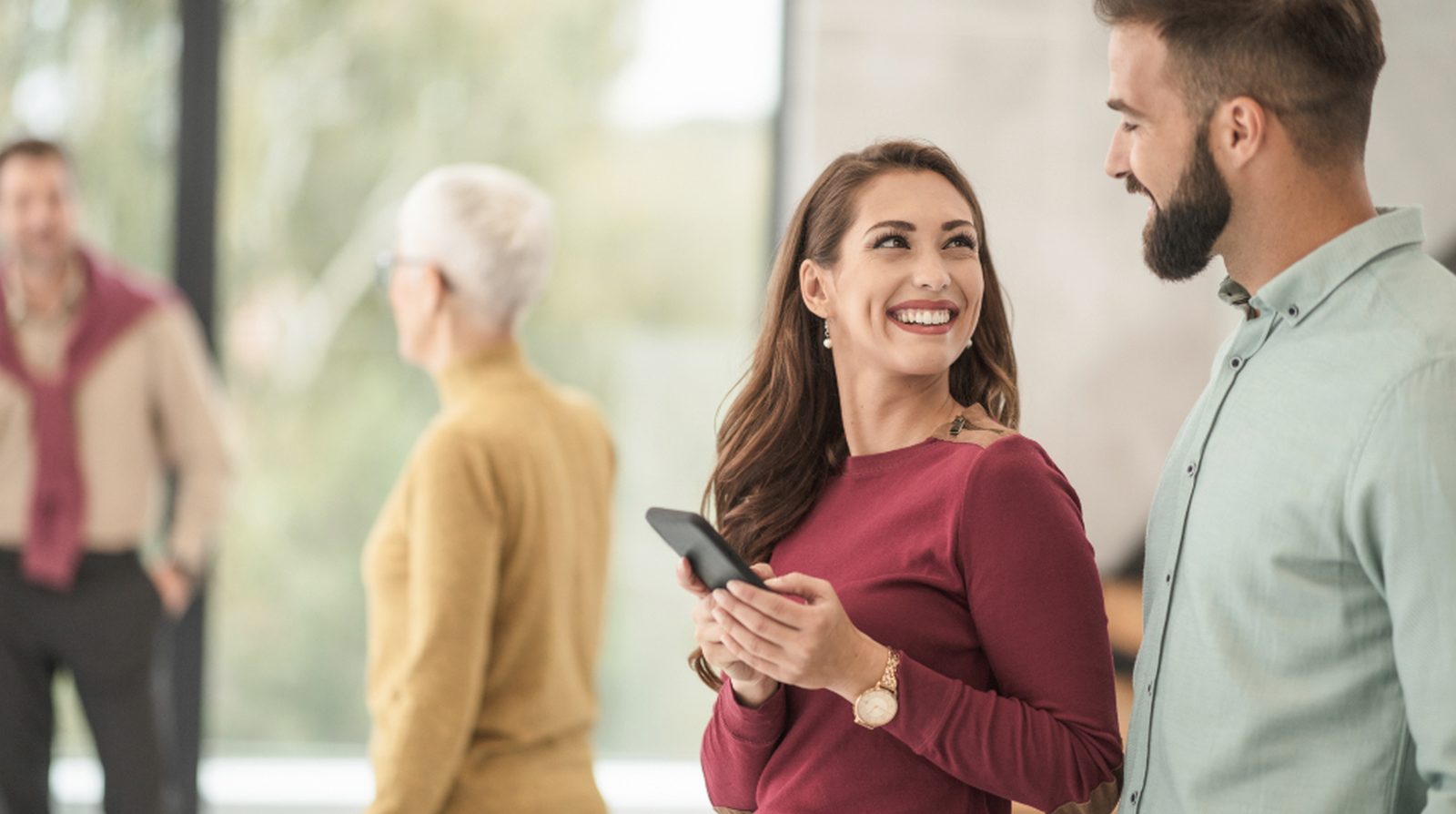 Nhân viên và khách hàng trao đổi bên điện thoại trong văn phòng, minh hoạ khâu triển khai agent cần con người đồng hành