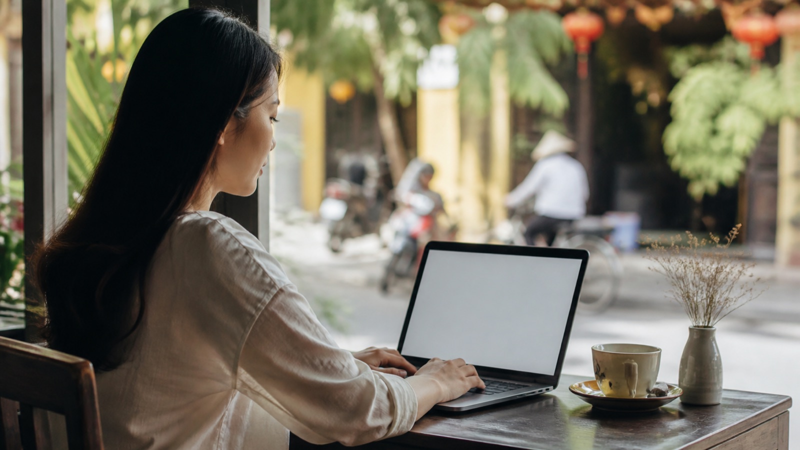 An editor testing structured questions and concise answers inside an AI search interface