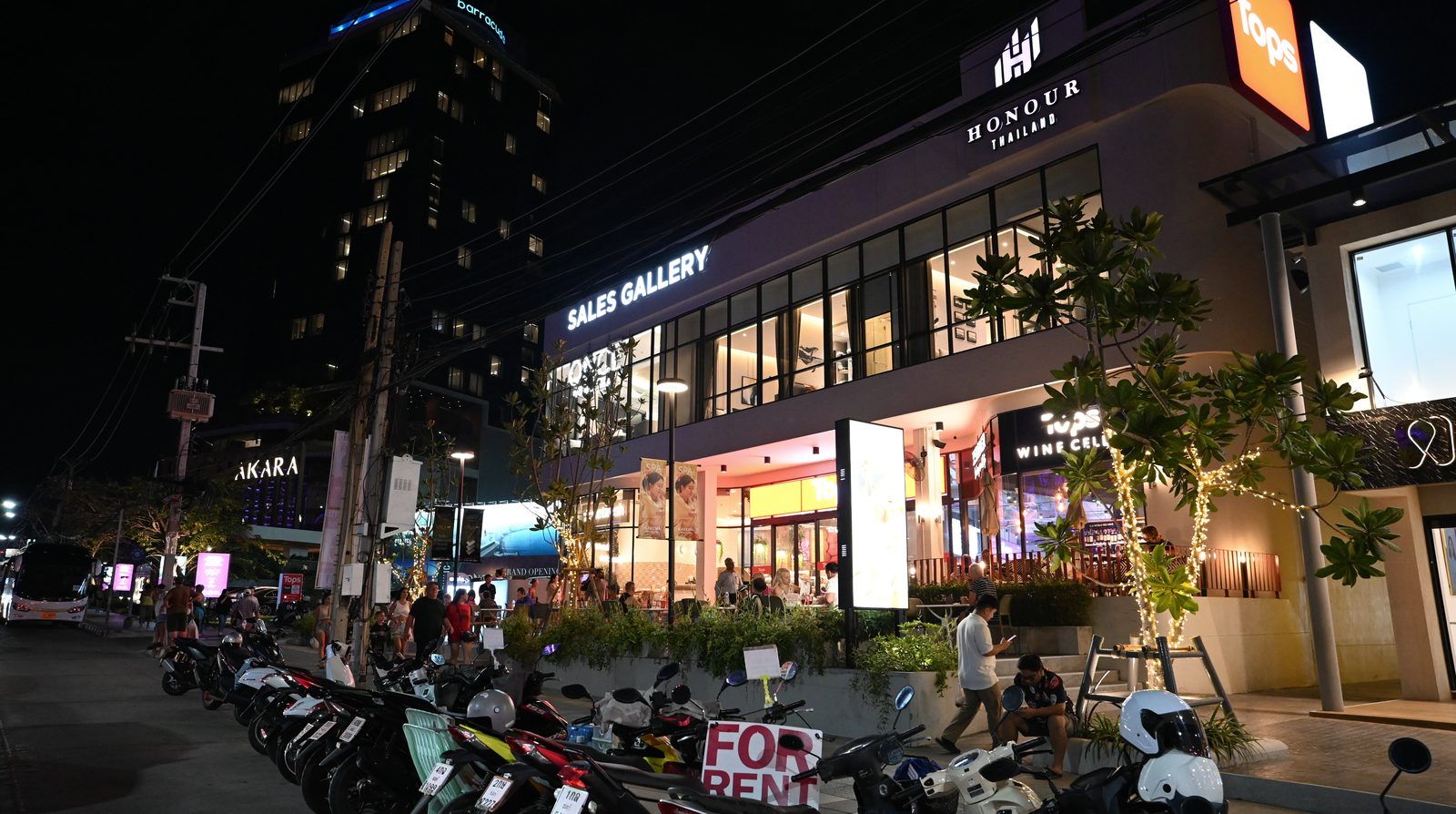 Phố mua sắm rực rỡ ánh đèn neon ban đêm