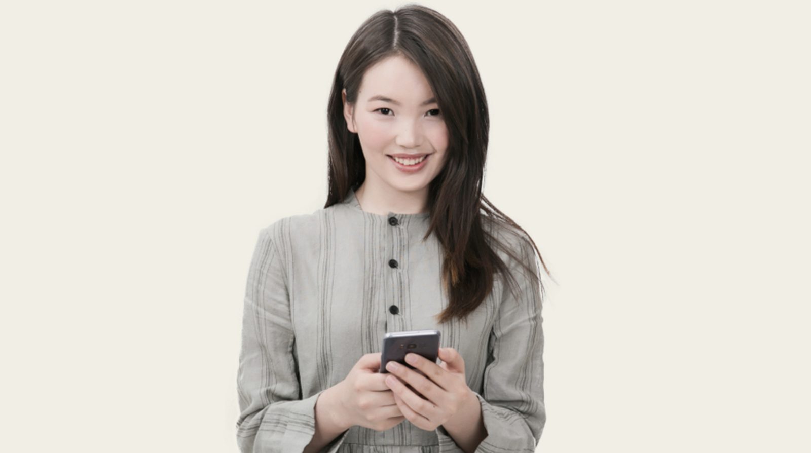 Customer holding a phone and reading a business notification message received on Zalo