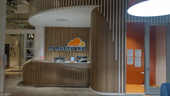 Cloudflare chặn AI crawler mặc định: website của bạn có bị ảnh hưởng?