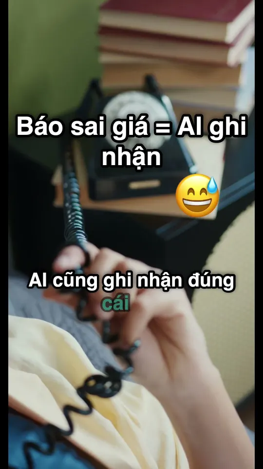 Khung hình mở đầu video: bàn tay cầm ống nghe điện thoại bàn, chữ trên hình 'Báo sai giá = AI ghi nhận'
